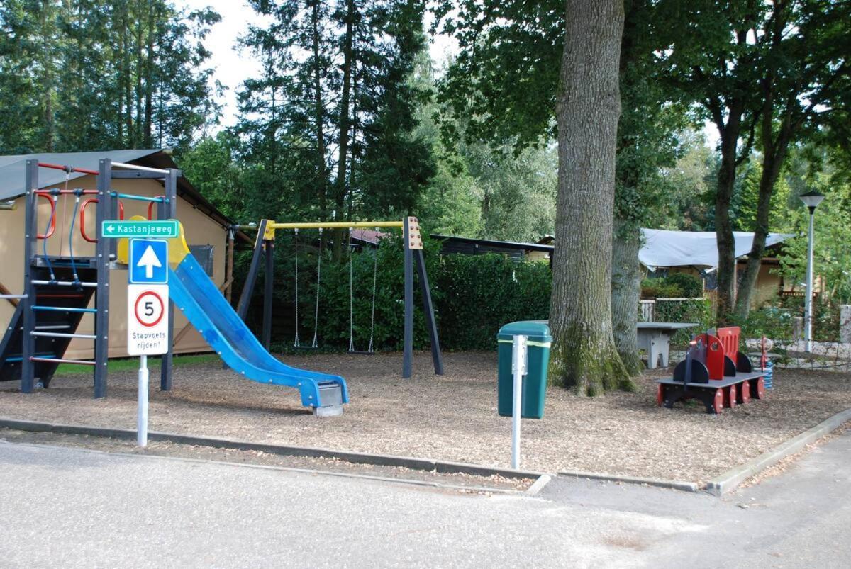 فيلا Charmant Chalet Op Een Bospark Op De Veluwe بوتِنْ المظهر الخارجي الصورة